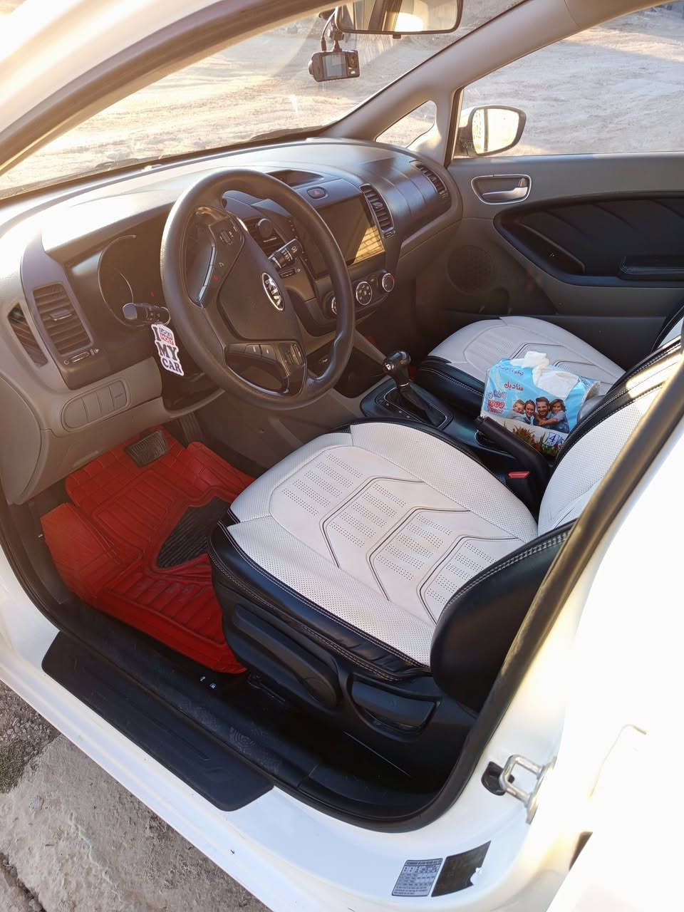 السلام عليكم توجد لدي سياره سيراتو بغداد خصوص ابيض موديل 2016 حجم المحرك 1800السياره كامله من جميع النواحي المحرك والگير والصدر والتايرات وكل ما متعلق بلسياره السعر 130 وللاسفسار الاتصال على الرقم *********** العنوان بغداد السياره وارد خليجي
