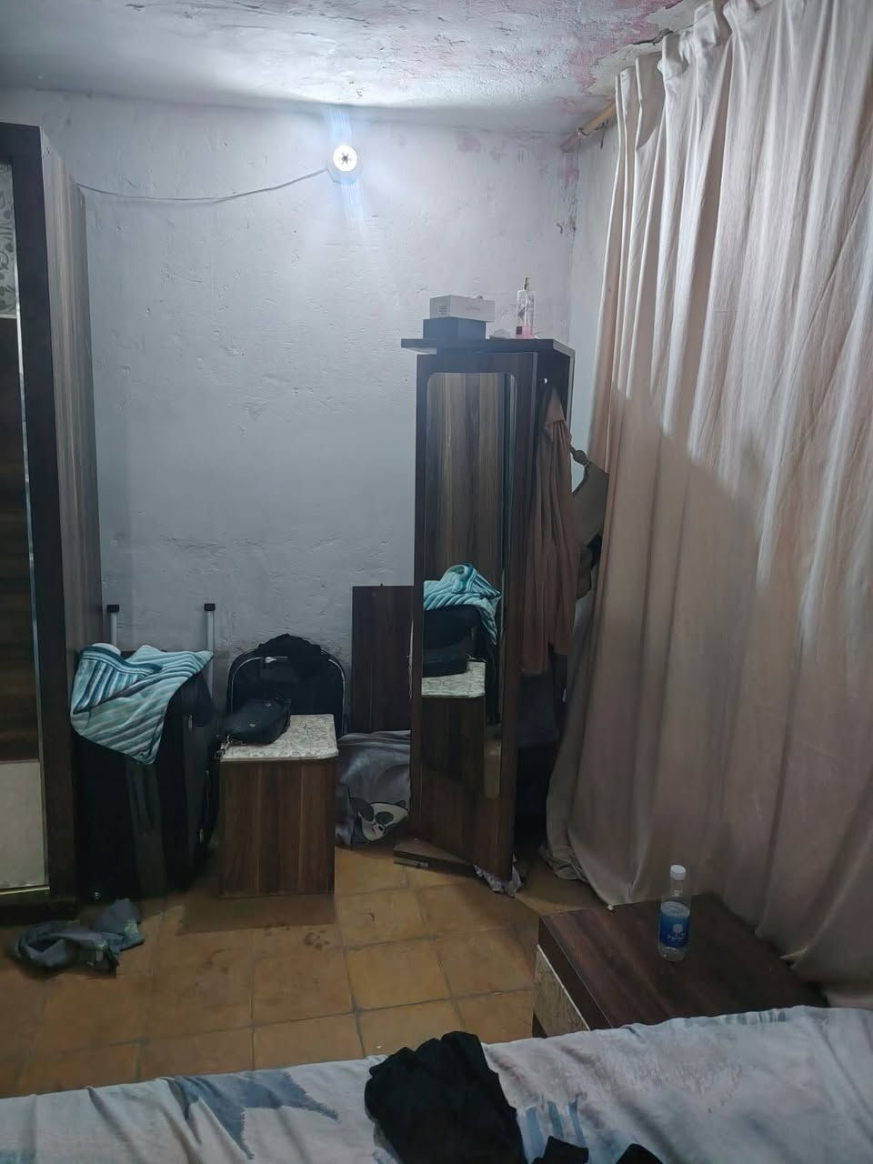 غرفه تركيه 9قطع ضخمه وقويه بيه اضرار بسيطه السعر ٣٠٠ هي ودوشك للاستفسار *********** البياع حي التراث
