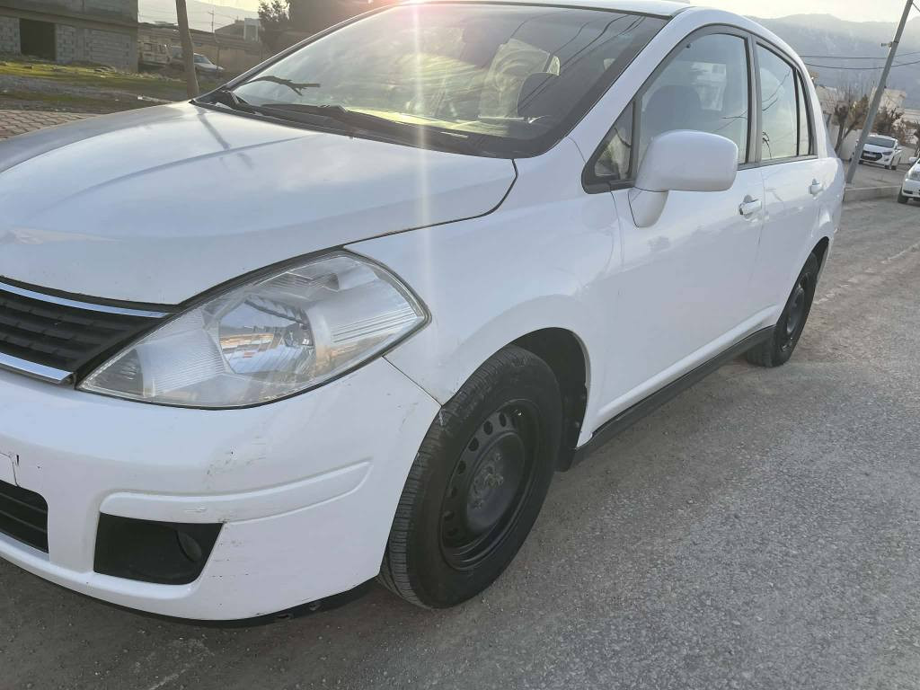 .                               بِسْمِ اللهِ الرَّحْمَنِ الرَّحِيْم
نیسان ڤێرسا : مۆدێل 2010

گێڕ ئۆتۆماتیک ، یەک پارچەو سێ پەڵەی بچوکی بۆیاغە لە ڕسمەکان دیاری کراوە ڕەقەم هەولێرە گێڕ و مەکینە و تەبرید و بەناوکردن و غرامە هەمووی بە شەرت 

ژمارەی خاوەنی سەیارە☎️ *********** رانية, السليمانية
