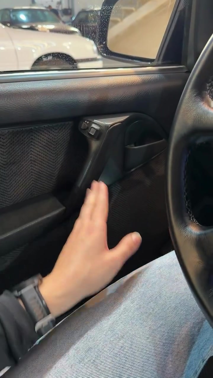 O Chevrolet Omega CD 3.0i mais impressionante dos últimos tempos acaba de chegar na PadraoMisa⁠👍🏻

Um verdadeiro sobrevivente dos anos 90.
Sem restauração, muita originalidade, conservação e procedência em um nível extremamente raro.

✨ Omega CD 3.0i
🎨 Preto Memphis Perolizado
📍 Apenas 108 mil kms originais

Esse carro impressiona nos mínimos detalhes:
✔ Motor 3.0 aliado ao desejado câmbio mecânico
✔ Completamente revisado
✔ 4 pneus praticamente novos
✔ Estepe sem uso
✔ Rodas originais com tampinhas originais, sem restauro
✔ Antena elétrica funcionando perfeitamente
✔ Faróis originais com logo GM
✔ Neblinas originais Bosch
✔ Lanternas Germany originais
✔ Todos os vidros originais

🎼 E UM DOS GRANDES DESTAQUES DESSE EXEMPLAR: O RARÍSSIMO SOM PREMIUM ORIGINAL COMPLETO!
🔥 Rádio toca-fitas original
🔥 Toca-CD original funcionando perfeitamente integrado ao sistema
🔥 Qualidade sonora absurda e exatamente como saía de fábrica
🔥 Um conjunto extremamente raro de encontrar completo e operacional nos dias de hoje
O interior… simplesmente impressionante.
🔥 Interna impecável
🔥 Cheiro de Omega novo
🔥 Cortina traseira funcionando e no devido lugar
É aquele tipo de carro que transporta você diretamente para os anos 90.
Difícil encontrar.
Quase impossível nesse estado.
Sem dúvidas, um dos Omega mais novos e preservados que já passaram pela nossa página.

💰 Valor: R$ 150.000,00

📲 Interessados: chamar no direct ou podem entrar em contato pelo WhatsApp👇🏻
📱(48) 99191-1536
📱(48) 98419-4287

Padrão Misa - Superando Expectativas❗️

#OmegaCD #Omega30 #ChevroletOmega #PadraoMisa #CarroDeColecao


**إذا كنت صاحب هذا الإعلان وتريد حذفه لأي سبب، رجاءا أرسل رسالة إلى الدعم الفني**