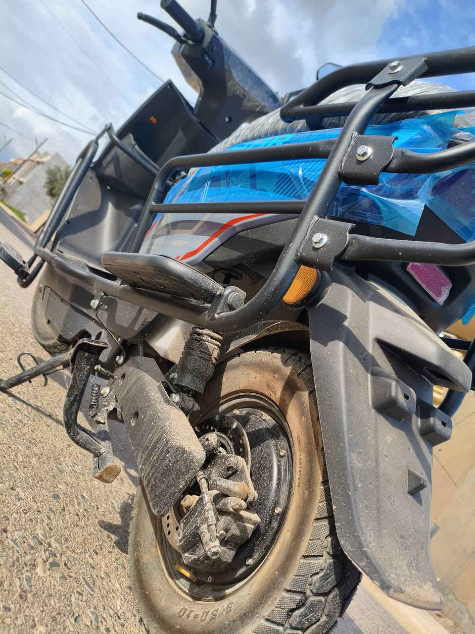 دراجة شحن للبيع نوع ꧁ABR꧂
السعر مليون و150 الف بصمتين سويجين كرتين 
وبيها مواصفات هواية وبطارياتها عدد 6 / 32 امبير 
مدرعة بالكامل + اشاير وصندوق خلفي وصندوقين داخل كشن 
ومواصفات اكثر للاستفسار (***********)
