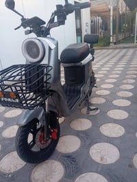 عندي دراجة شحن R9للبيع المواصفات  1. 5بطاريات حجم الكبير  2. دسك امامي...