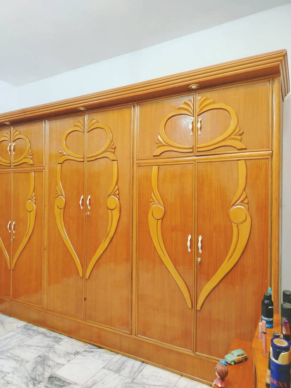 غرفة نوم تسكام صاج داخل وخارج شغل ثقيل ضهر جرجوبه استخدام قليل مابيها اي ضرر مكاني حلة حي الجزائر ***********.    ***********
