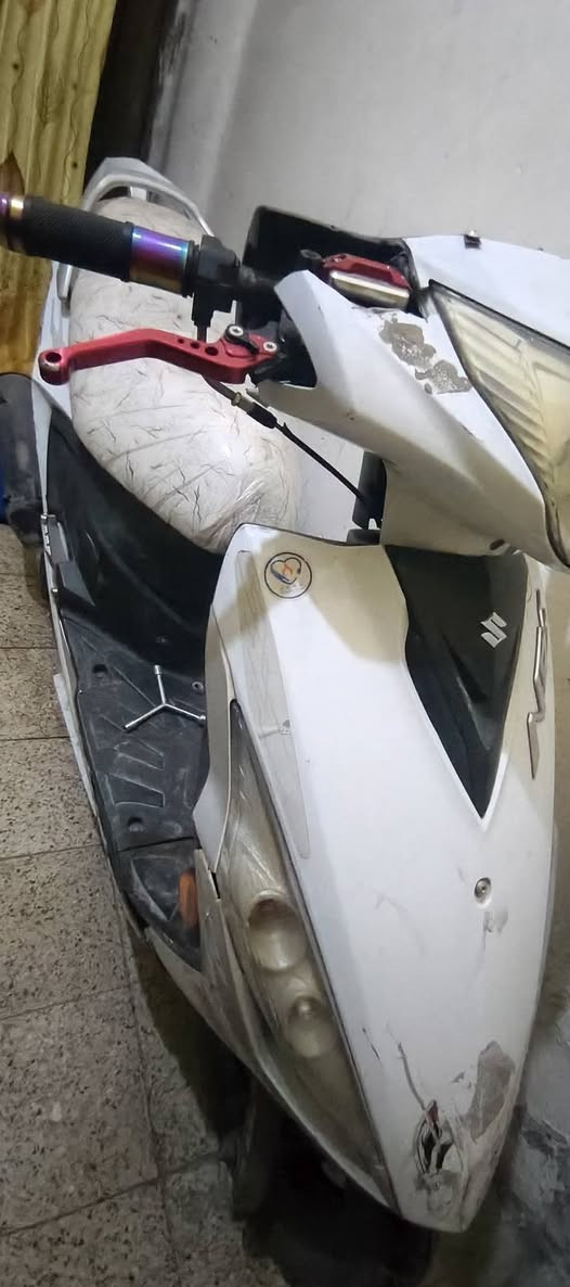 ابيع كومة حديد دراجه سزوكي ياباني  دا امشي  وطفت  بيه250 وبيها مجال وتدللون عليه ***********واتس اب
