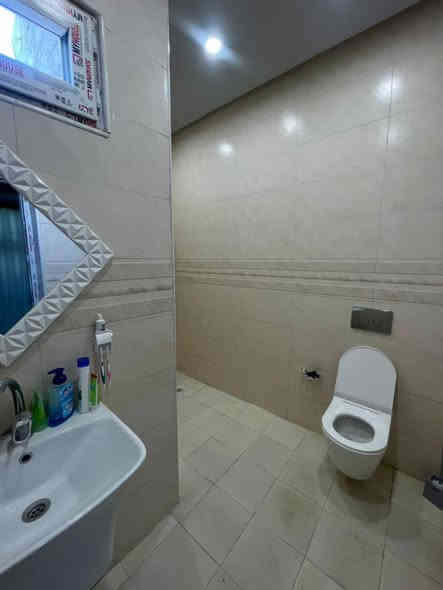 للبيع دار طابو زراعي سند 25 مساحه 220متر طابقين محتوياته غرفتين وصاله ومطبخ وكليدور  مجمع صحيات داخليه وخارجية وحديقة وكراج طابق ثاني غرفه كبيره مع سويت عرض الشارع 8 العنوان مدخل سنجار عنانه فرع روضه تولاي السعر 95قابل للتفاوض مكتب الشمس للعقار *********** وات ساب 
***********
