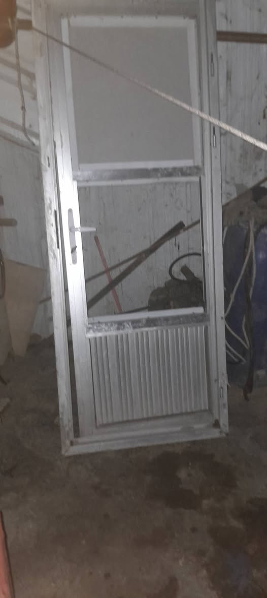 باب للبيع الطول مترتين بريمز حجم كبير البكان بغداد حي النصر***********
