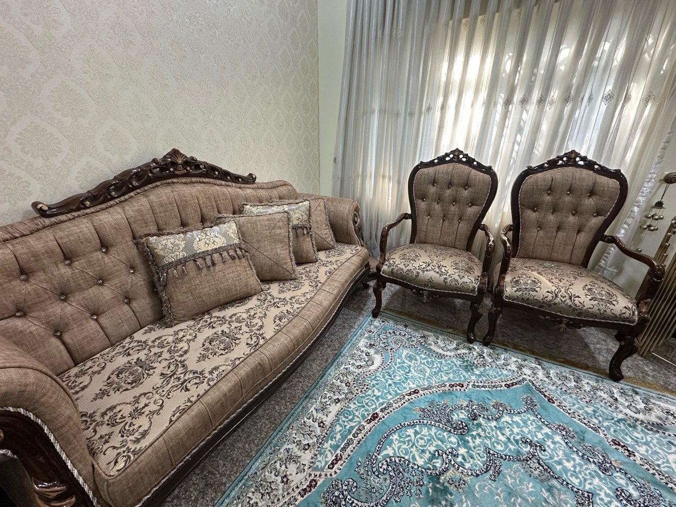 العراق / بابل _الحلة
10 مقاعد نظيف جدا
 قنفات اثنين كبار+كراسي اربعه 
(عيبه الوحيد رجل وحده من القنفات من تحت مكسوره وعادي مثل ما مبين بالصور  