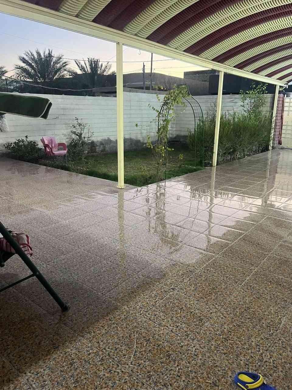 السلام عليكم دار للبيع مساحة ٣٠٠ يتكون من غرفتين وهوال واستقبال ومجمع صحي الموقع نزلة سعد بيجو بيت نضيف وجديد  السعر 140 رقم الهاتف ***********
