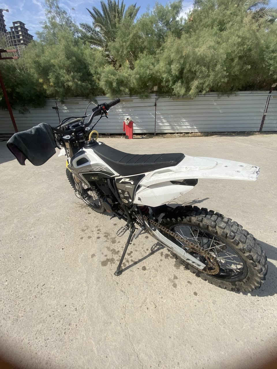 (سلام عليكم)
قفاز crx للبيع
دراجه نكره سلف
دراجه شلعه معدل 💣
ما بيهه اي نقص
تايرات جبلي جدد
دراجه كفر واحد
موديل ٢٠٢٥
 مكفولتين كلشي 
السعر(٩٠٠) وبيهه مجال 
مكاني بغداد المنصور 
مكلف بلنشر  ولي يجيني ما ارجعه نشالله
(***********) وتساب أو مراوس شعندك نزل بدو نطايح
