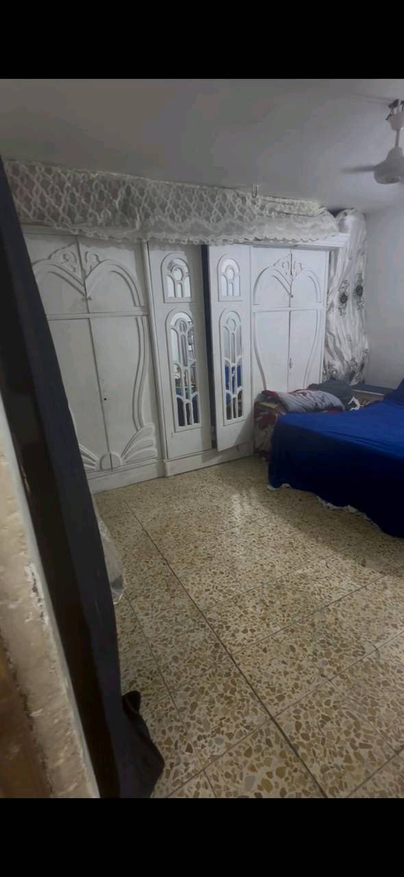 دار للبيع طابو صرف 100متر  طابق واحد مدخل واحد استقبال وخدمات ومطبخ وغرفه نوم مكانه الشرطه الخامسه قرب اسواق اميره شارع مقرنص للتواصل على الرقم ***********
الدار عمرها شكد؟ وهل هي جديدة لو مجددة/مترممة؟: 
الدار قديم لكن مرمم 

شنو حالة الكهرباء والسباكة والسقف؟ بيها أي رطوبة، تسريب أو شقوق؟: 
جيده
الطابو الصرف شنو تفاصيله بالضبط: باسم منو، نظيف وما بيه أي قيود أو مشاكل؟: 
الطابو بأسمي 
السعر المطلوب شكد؟ وهل أكو مجال للتفاوض بعد المعاينة؟: 
110 مليون قابل للتفاوض بس قليل
الدار منو ينقلها/يباعها وين بالضبط؟ إذا تحب اذكر رقم أقرب معلم أو حي بشكل أوضح حتى يسهل على المشترين الوصول.: 
قرب اسواق اميره 