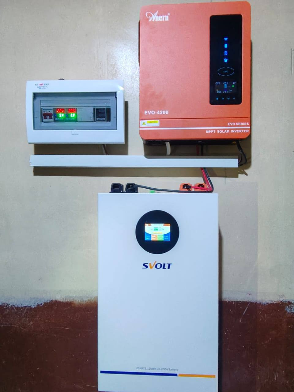 بفضل الله تم تنصيب منظومة طاقة شمسية لمنزل العم ( #ابو_كرم)
الموقع  -#كركوك-#الحويجة - #كرحة_رشادية
تتكون المنظومة من
🟢 4 الواح لونجي    وجهين  بقدرة #615w  ، (ضمان 15سنة) 
🟣 بطارية ليثيوم   بقدرة #5kwh  (ضمان 5سنوات)
🔵انفيرتر Evo Anern   بقدرة6.2kw (ضمان 1سنة)
🟤حديد مغلون بسمك 1.5mm
🔴مع كافة  التوصيلات  واجهزة القطع والحماية

📍#كركوك -ناحية الرياض-السوق الكبير- مجاور  جملة  وسام المجبل    

       م. ايمن ابراهيم العبيدي         ***********              
                                                                        
       م.علاء خماس العبيدي          ***********                                       
                                                                       
   📍 #موصل - الساحل الايمن -شارع النبي شيت

       م.حذيفة سيف الدين العباسي    ***********

       م.احمد جمال اللويزي.              ***********
#الشرقي_لطاقة_الشمسية_والاجهزة_الالكترونية
