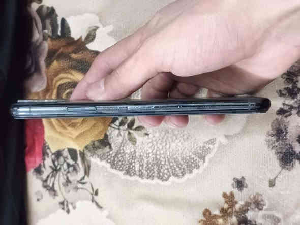 سلام عليكم عندي 11برو ماكس ذاكره 256 تلفون نضيف مبدل شاشه وبطاريه تفصيخ معا جميع ملحقاته  اريد اراوس ب12عادي رقمي *********** عنوان بغداد
