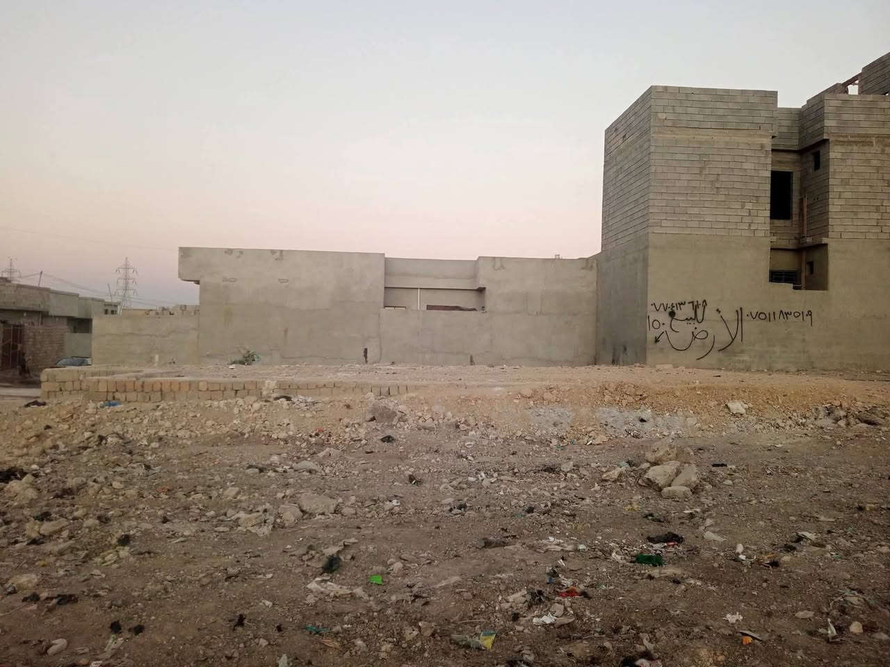 السلام عليكم 
إعادة نشر 
ارض في منطقة العبور
المدخل الثاني على الشارع العام مقابيل ساحة بسام المساحه(150م) العمق(20) الجبهه7ونص
(مكعبه) للاستفسار اكثر اتصال على الارقام
اسيا: ***********
كورك: ***********
