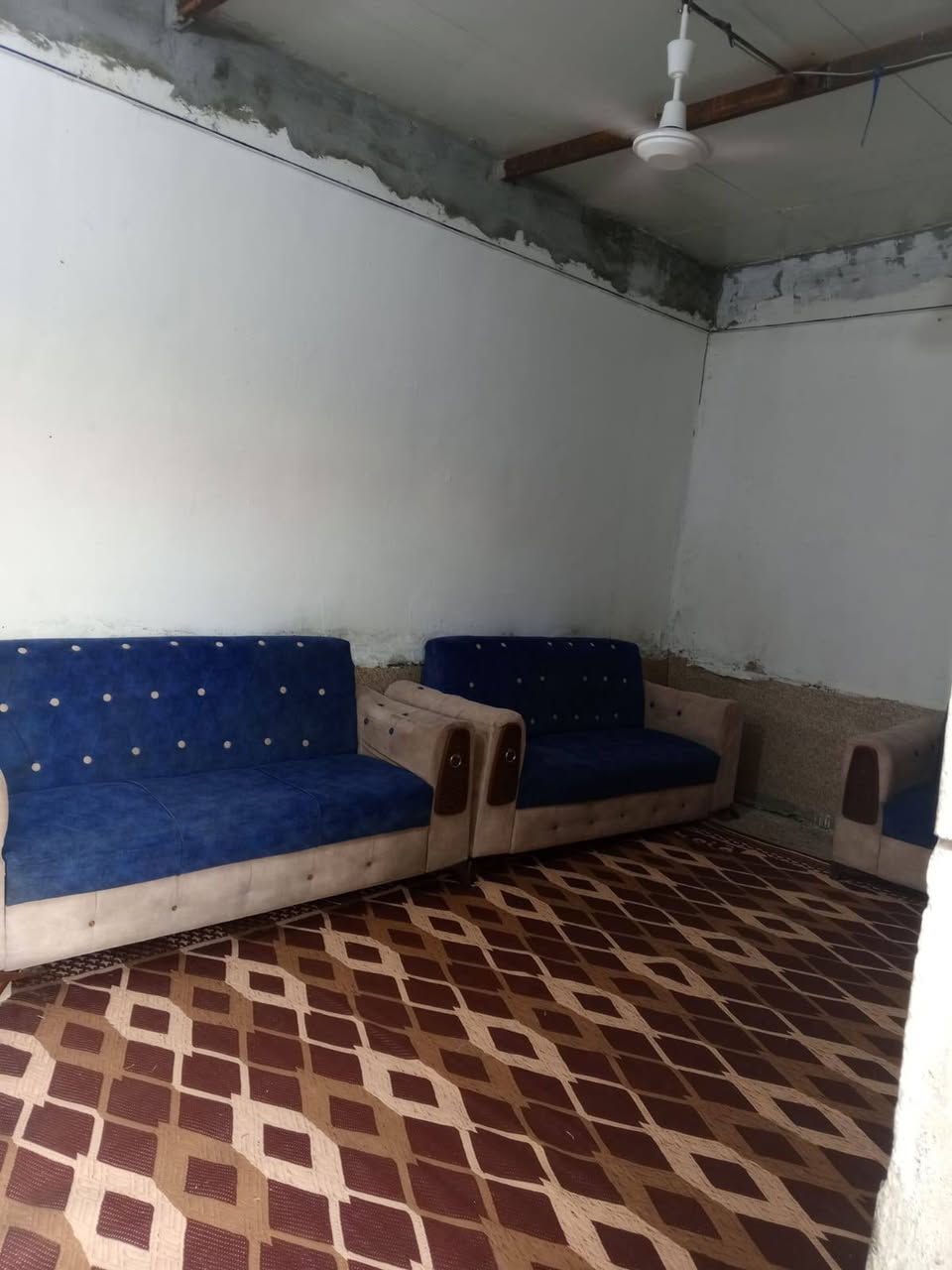 سلام عليكم 
بيت حواسم البيع 
كله سقف كله سندويج 
بي 3غرف ومطبخ وصاله  واستقبال  
وساحه كبيره سعره  15 وبي مجال الاشراي 
مكان عماره حي العسكري وره المركز مال شرطه  
رقم الهاتف  ***********
