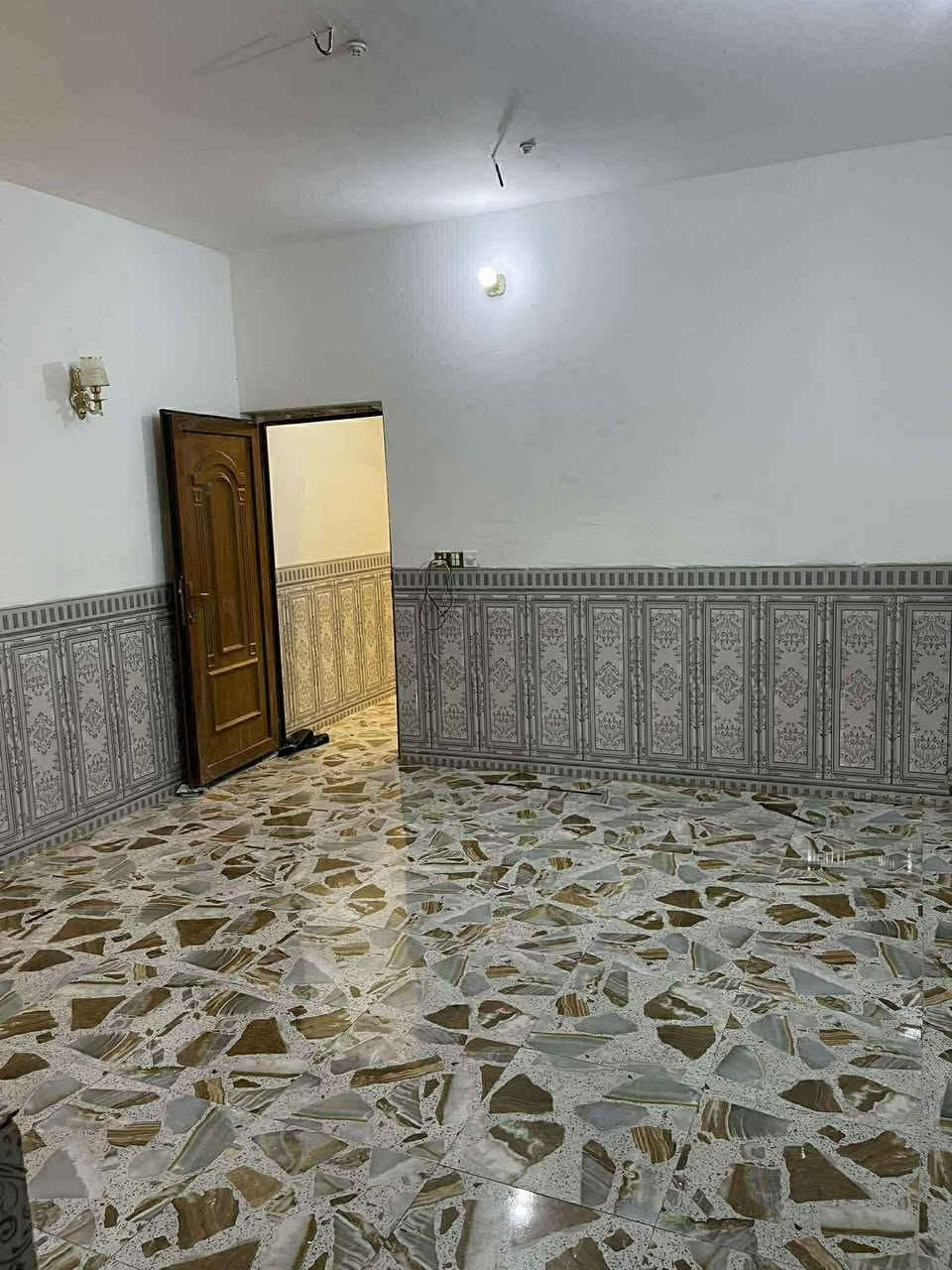 حي المثالي قرب أسواق برتقالة مقابل مستشفى الكفيل
المساحة: 60 متر (واقع حال 62 متر)

البناء: طابق ونص – بناء مرتب وجاهز للسكن

الواجهة: على شارع مبلط

الموقع: يبعد عن الحرم حوالي 2 كيلومتر

الطابق الأرضي 

 استقبال صالة

 مطبخ صحيات منور

الطابق الثاني:

غرفة نوم كبيرة (4 × 6 متر) - بلكونة

الطابو: زراعي، عقد 25 باسمي، تحويل مباشر

مميزات إضافية:

موقع مميز على طريق الزوار

قرب الخدمات والأسواق

الاستفسار ***********

*********** 

تصميم جميل وبناء نظيف
