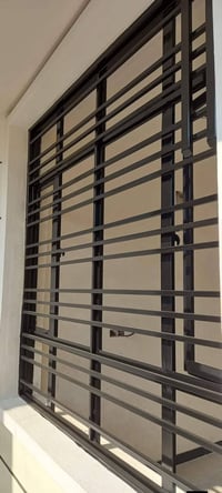 صباغ متفرغ حاليا انواع الحديد شبابيك وبيبان واجهات داخل وخارجي الاستفس...