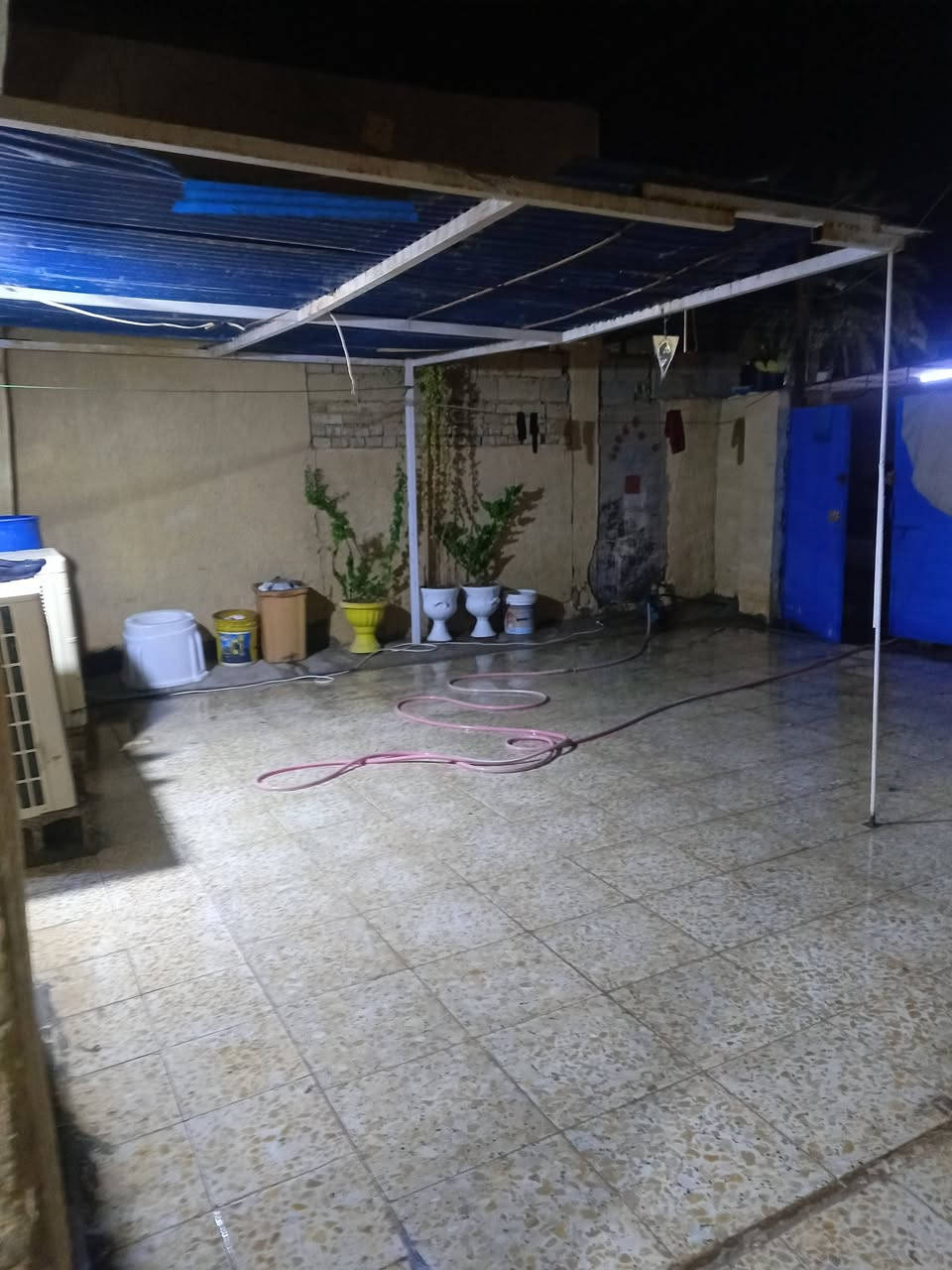 بيت للبيع 200 متر قاط ونص لبيت مفول لا رطوبه ولا كلشي لبيت صب مسلح جوه غرفه وصاله ومطبخ وديوانيه ولقاط لثاني غرفتين ومرمر وبي محل لبيت ركن بل الفين شارع سعد المضمد السعر 105 اتصال ***********
