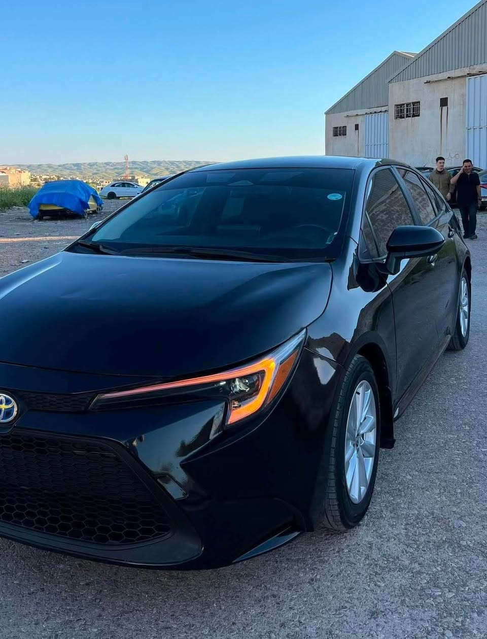 مواسفاتە سەرەکییەکان

* ✅ مۆتۆری 1.8 لیتر Hybrid
* ✅ هێزی گشتی: 138 هۆرس پاوەر
* ✅ گێڕی eCVT
* ✅ ڕاکێشانی پێشەوە (FWD)
* ✅ EV Mode
* ✅ Drive Modes (Eco / Normal / Sport)

ئاسایشی

* ✅ Toyota Safety Sense 3.0
* ✅ کڕووز کۆنترۆڵی زیرەک (Dynamic Radar Cruise Control)
* ✅ پاراستنی هێڵ (Lane Tracing Assist)
* ✅ هۆشداری پێش پێکدادان و بریکی خۆکار (Pre-Collision System)
* ✅ هۆشداری بەرزبوونەوەی خەوتن (Road Sign Assist)
* ✅ نوری بەرزی ئۆتۆماتیکی (Automatic High Beams)

ناوەوە

* ✅ شاشەی 8 ئینچ
* ✅ Apple CarPlay
* ✅ Android Auto
* ✅ Bluetooth
* ✅ USB-C

دەرەوە

* ✅ چرای LED
* ✅ ویلەی 16 ئینچی ئەلیکردراو (Steel wheels with covers)
* ✅ کامێرای دواو
 سبوغ (بونين -نيو جاملغ ) بي داخيلي بي ارباك 
*********** أربيل, العراق
