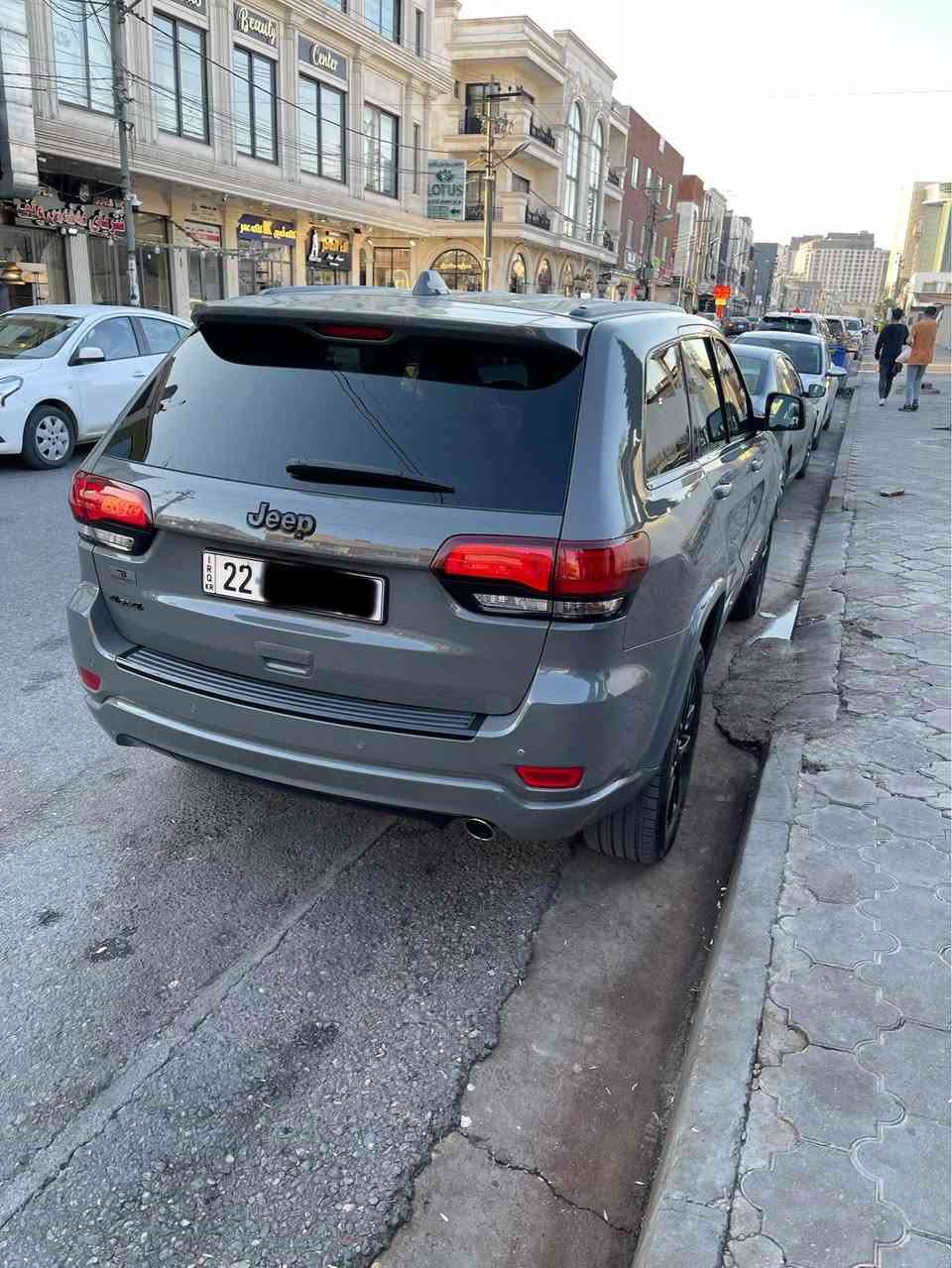 المواصفات فول : 
-جيب كراند شيروكي (بلاك توب) 2021
-ماشية 52,000 كم
-بصمة و بصمة ابواب
-دفع رباعي 4*4
-تشغيل عن بعد
-اوتو هولد 
-رادار امامي تحديد مسار
-فتحة سقف
-رادار خلفي 
-رادار جانبي 
-نقاط عمياء 
-لايت زينون بلادي 
- حساسات خلفي
-اوتو ستوب 
‏- ‎كشنات جلد وشامواه
-تدفئة كشنات 
- تدفئة ستيرن
‏-شاشة كبيرة و (Apple car play +Usp+Aux)
-نظام GPS (بوصله)
-كامرة خلفية
‏- ‎تبريد قطعتين + تبريد منفصل شاشة
- وبيها بعد مواصفات  

الضرر :-
جاملغ سكن صبغ وحافة البنيد شبر بدون دواخل وبدون ايرباك (كلها سليمة)

السعر: 29,900 USD وبي مجال
299$ ورقة وبي مجال

مكان السياره اربيل.
للأتصال: *********** أربيل, العراق
