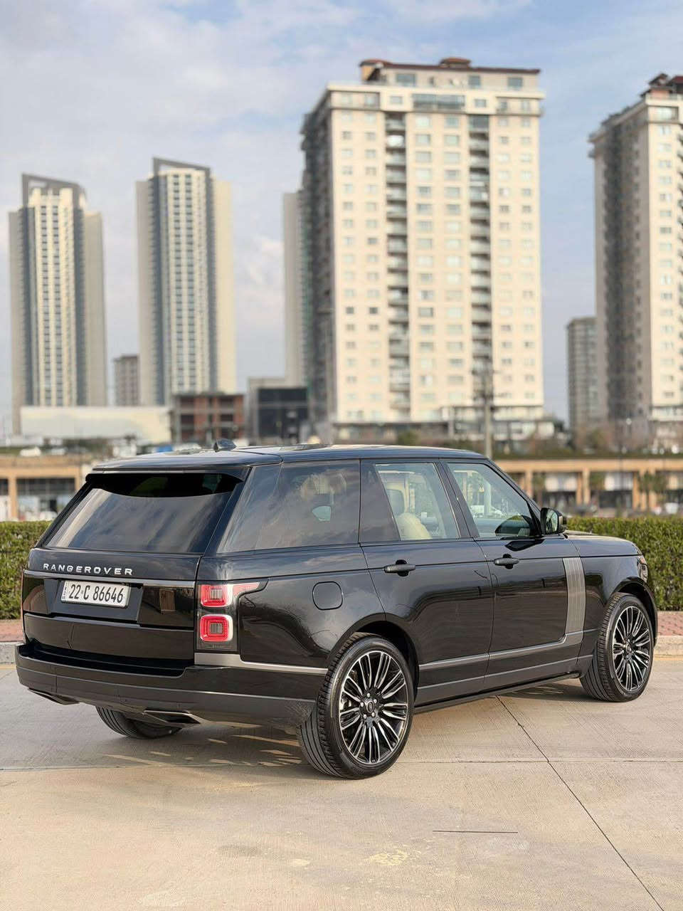 السلام عليكم ورحمة الله وبركاته 
 اللبيع Range Rover
موديل :2018
اللون : اسود 
محرك ٦ بنزين سوبر ( ضمان دولي )
المواصفات:   
جلد 
نظام تعليق هوائي 3 وضعيات (جكات تصعد وتنزل اوتو +يدوي )
قيادة ذاتية 
اوتو ستارت 
اوتو بارك 
اوتو ستوب عند الاقتراب من سيارة اخرى
اوتو هولد
مانع انزلاق 
سايد بريك اوتو 
نقط عمياء 
5 كاميرات محيطية 
رادارات امامية وخلفية وجانبي 
تغير زاويا الرؤية بالمري عند الرجوع الى الخلف
انارة ليلية وكشافات ضباب ولايت اوتو
خمس بصمات ع الابواب 
صندوق كهربائي شفط
ابواب شفط  
تحكم بالتكيف تبريد وتدفئة من الشاشة 
كرسي السائق تدفئة وتبريد 
كرسي الراكب تدفئة وتبريد 
كرسي السائق 3 وضعيات خزن ميموري 
كرسي الراكب 3 وضعيات خزن ميموري 
تدفئة بالستيرن 
المقصورة الخلفية تبريد
تحكم منفصل بالمكيف 
تحكم كهربائي بالكشن 
انارة محيطية 
انارة ترحيب
السعر  355 قابل للتفاوض السليمانية, العراق


**إذا كنت صاحب هذا الإعلان وتريد حذفه لأي سبب، رجاءا أرسل رسالة إلى الدعم الفني**