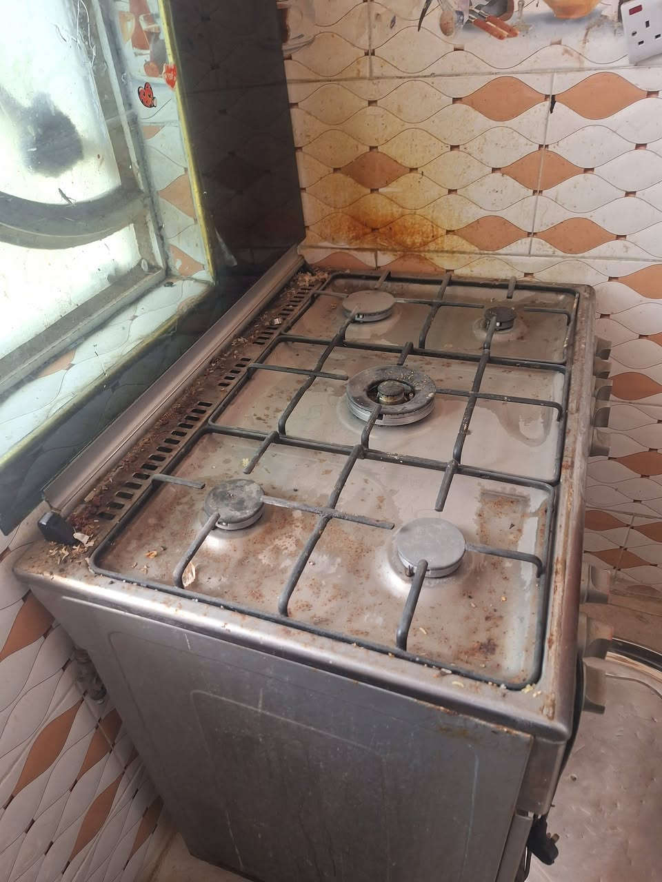 غراض مستخدمه للبيع 
ثلاثة تجميد فول ب٣٠٠
طباخ ١٥٠ 
غسالة ١٥٠ 
سنك ٧٥
للأتصال ***********
