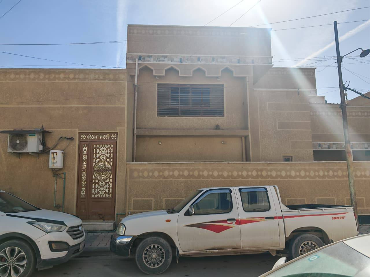 بيت ركن موقع تجاري ومميز للبيع في المشروع
مساحة 325 متر 
الواجهة 21 النزال 15.5
طابقين ، الطابق الأول 7 محلات تجارية ودار سكن والطابق الثاني مشتمل 
السعر 680 مليون وقابل للتفاوض .
للاتصال ***********
