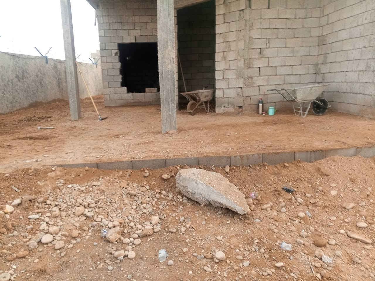 السلام عليكم
يوجد عمال كادر كامل 
1_تصفير البيت من الانقاض وتطلع خارج البيت 
2_تنزيل البيت اذا كانت الارضيه غير معتدله 
3_فرش حجر وحدل الارضيه بعد ما ترش بالماء +توجد خباطة صب سقل ولاش وتصفيط اساس وتسليح ***********/***********
