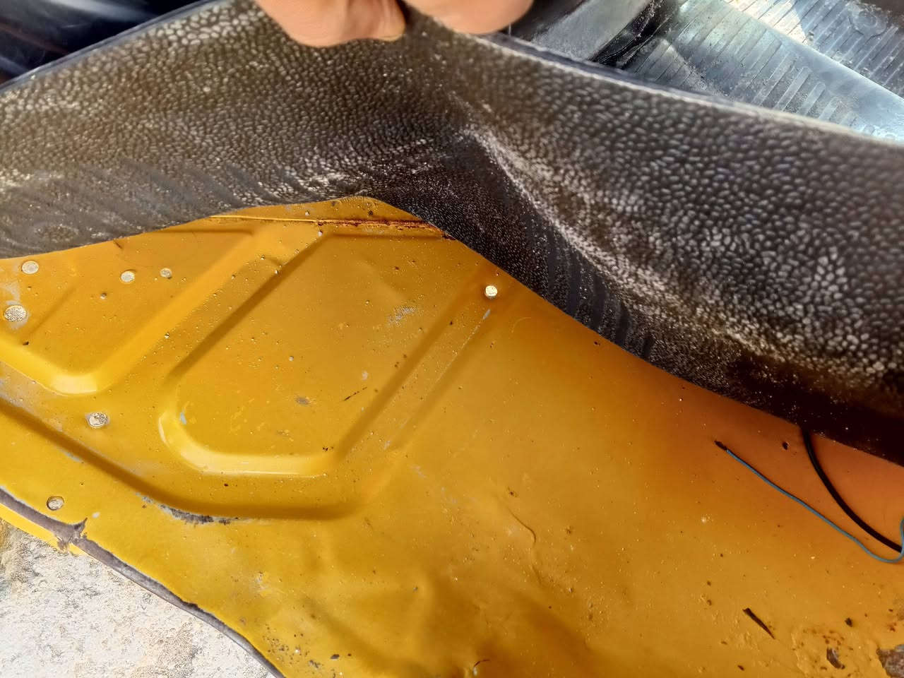 تكتك رقم وسنويه 19بشهر 12 يوم 15 يعني 10 ايام تدخل 20 تكتك مكفولة من ضربه وصبغ معجون بيه بس دوس الاماميه معمره فقط خياس مابيه مكاني بغداد الغزاليه السعر5 وتسمعيه قفل قفل ***********
