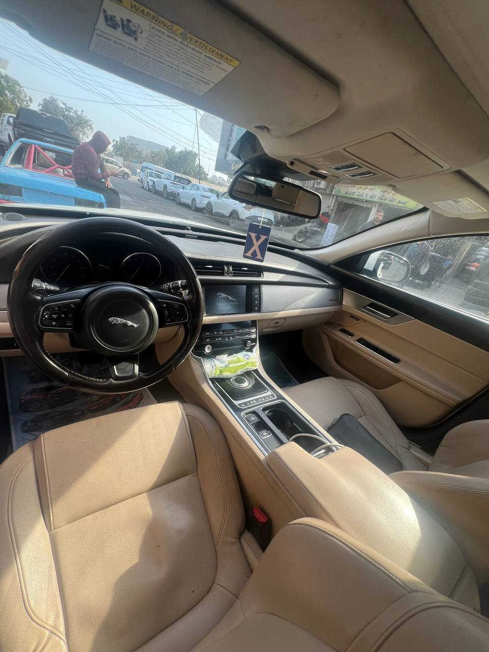 للبيع: جاكوار XF - فخامة وأداء استثنائي
للراغبين بالتميز، سيارة جاكوار XF بحالة ممتازة وتصميم عصري يجمع بين القوة والرفاهية.
📋 تفاصيل السيارة:
النوع   جاكوار XF 
.المديل 2018
المحرك: ( 6 سلندر سوبر ).
ناقل الحركة: أوتوماتيك.
اللون: أبيض لؤلؤي.

الحالة: كلير من امريكة ثلث قطع .
✨ المميزات:
تصميم خارجي انسيابي مع إضاءة LED مميزة.
مقصورة داخلية فاخرة توفر أقصى درجات الراحة.
أنظمة أمان متطورة وثبات عالٍ على الطرقات.
💰 السعر المطلوب: 110$
الرقم ***********
