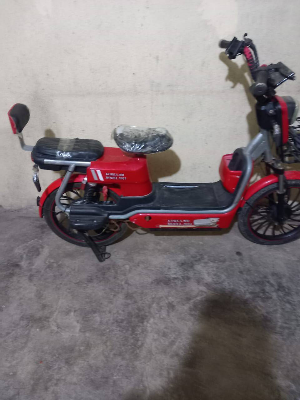 السلام عليكم دراجه شحن للبيع عوزعه بطاريات فقط كلشي شغال لايت هورن بريكات فقط بطاريات نضيفه بعده جديده تركناهه وطاحت البطاريات سعره 150 بيه مجال ***********
