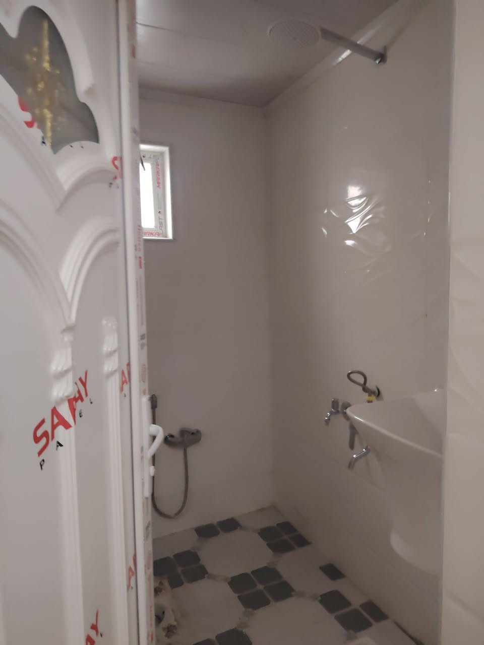 اللهم صل على محمد وآل محمد الطيبين الطاهرين
بيت ١١٥ متر للبيع
استقبال صاله مطبخ مجمع صحيات غرفتين
شارع المطار الجديد
قرب مجمع جوهرة العرب
***********
