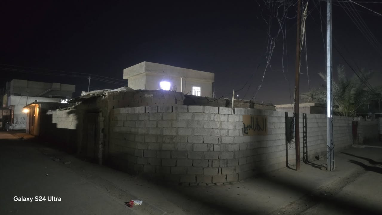 السلام عليكم دار البيع ملك طابو صرف مساحه 710متر تحتوي على بيت طابقين بيه 4غرف نوم وهول وصاله ومطبخ واستقبال وحمامات 2واحد داخلي واحد خارجي وبيه بيت ثاني سقف ترابي وبيه محلات 2مأجره  والدار واقعه في قريه الانتصار الهليل تقع على 3شوارع السعر على الخاص التواصل على الرقم التلفون ***********

