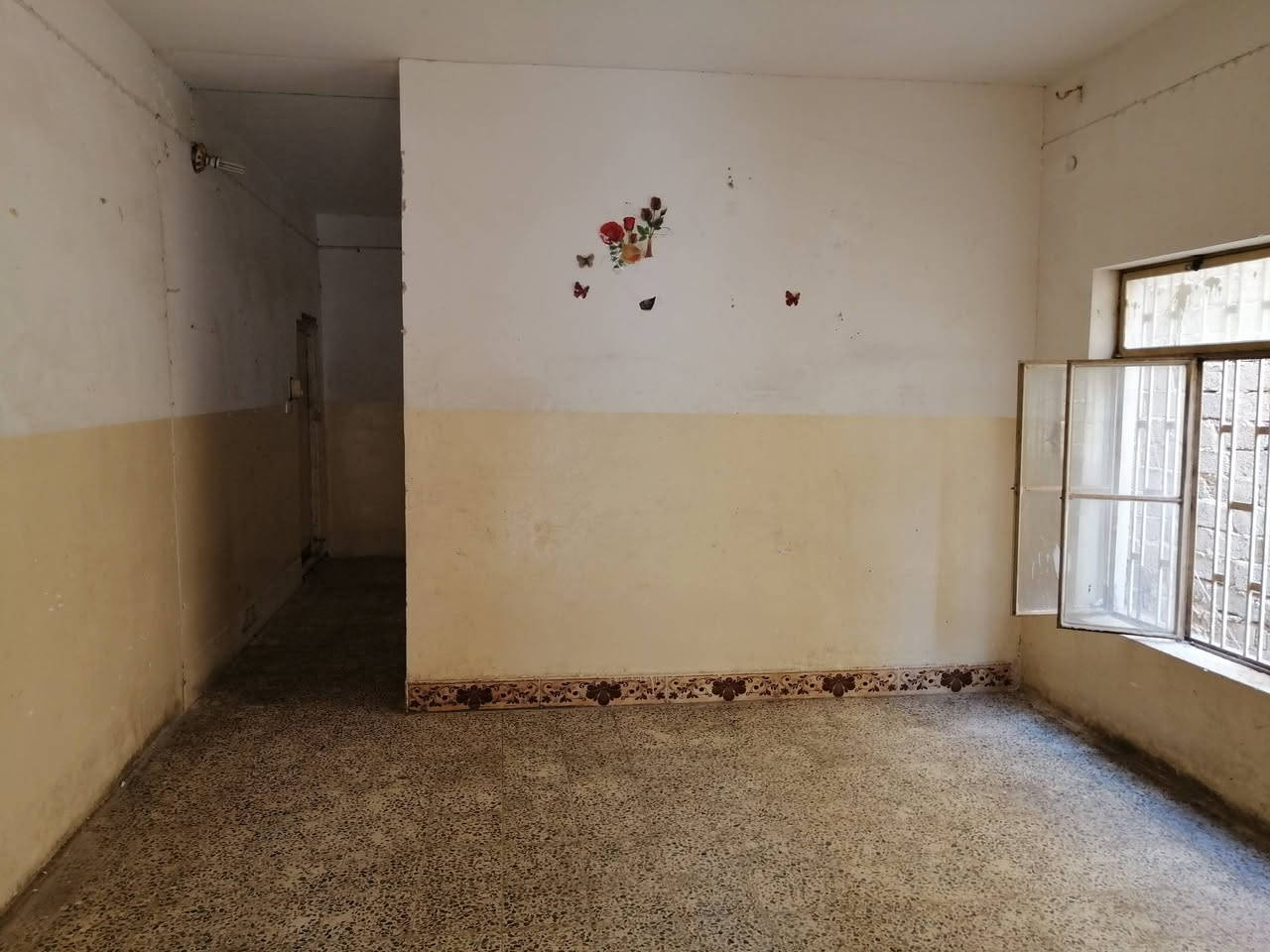 للأيجار... 
 بيت مساحة ٥٠٠ م طابقين في الحي العصري شارع الضريبة قرب الشارع التجاري لبيت صنعة واجهة ١٥ م يتكون من ٤ غرف نوم كبيرة و٣ مجموعات صحية واستقبال وهول ومطبخ وسطح وكراج سيارات كبير وحديقة كبيرة ومخزن...يصلح مذخر او مخزن او شركة او سكن عوائل كبيرة... 
للمعلومات الاتصال على الرقم او الواتس اب ***********
