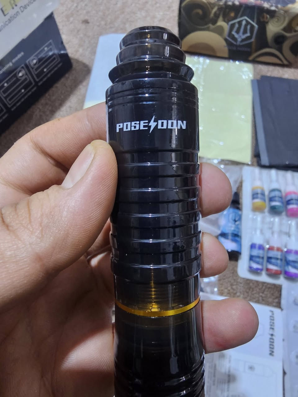 متوفر جهاز وشم جديد غير مستخدم كامل مع الاحبار الابر 
جهاز الوشم الاحترافي POSEIDON 🔥
قوة • دقة • تحكم كامل بين يديك
إذا تبحث عن أداء ثابت ونتائج احترافية…
بوسايدون هو اختيارك المثالي ✔️
✅ لاسلكي 100% لحرية حركة كاملة
✅ محرك قوي وثابت بدون اهتزاز
✅ تحكم دقيق بالسرعة (شاشة رقمية واضحة)
✅ بطارية تدوم لساعات عمل طويلة
✅ تصميم مريح وخفيف لليد
🎁 الكِت كامل ويحتوي على:
• الجهاز
• إبر متعددة الاستخدام
• بطارية قابلة للشحن
• قفازات + حبر + قاعدة تدريب
• كتيب تعليمات
سواء كنت مبتدئ أو محترف…
هذا الجهاز راح يرتقي بمستواك خطوة لقدام 🚀
📩 للحجز والاستفسار راسلنا خاص
🚚 توصيل لجميع المحافظات
@أبرز المعجبين 
#جهاز_وشم


**إذا كنت صاحب هذا الإعلان وتريد حذفه لأي سبب، رجاءا أرسل رسالة إلى الدعم الفني**