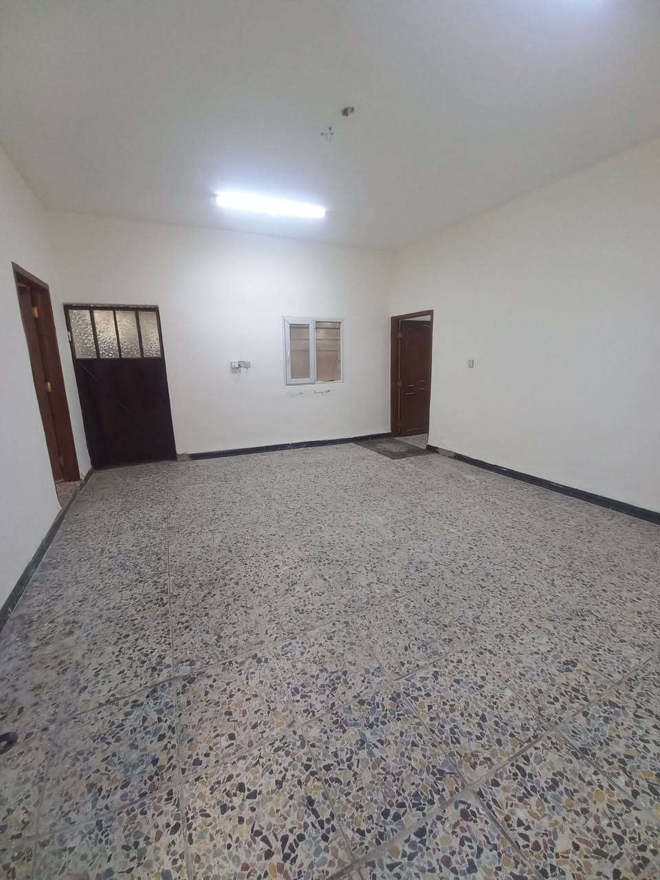 السلام عليكم للبيع بيت
مساحه ١٢٠ واجهة ١٢ مسلح 

مكانه بغداد الكريعات بضهر شارع المعارض ماليه

البيت نضيف وفارغ 

خدمات كامله 

جاهز للسكن 
السعر 40 

الاستفسار 

***********
