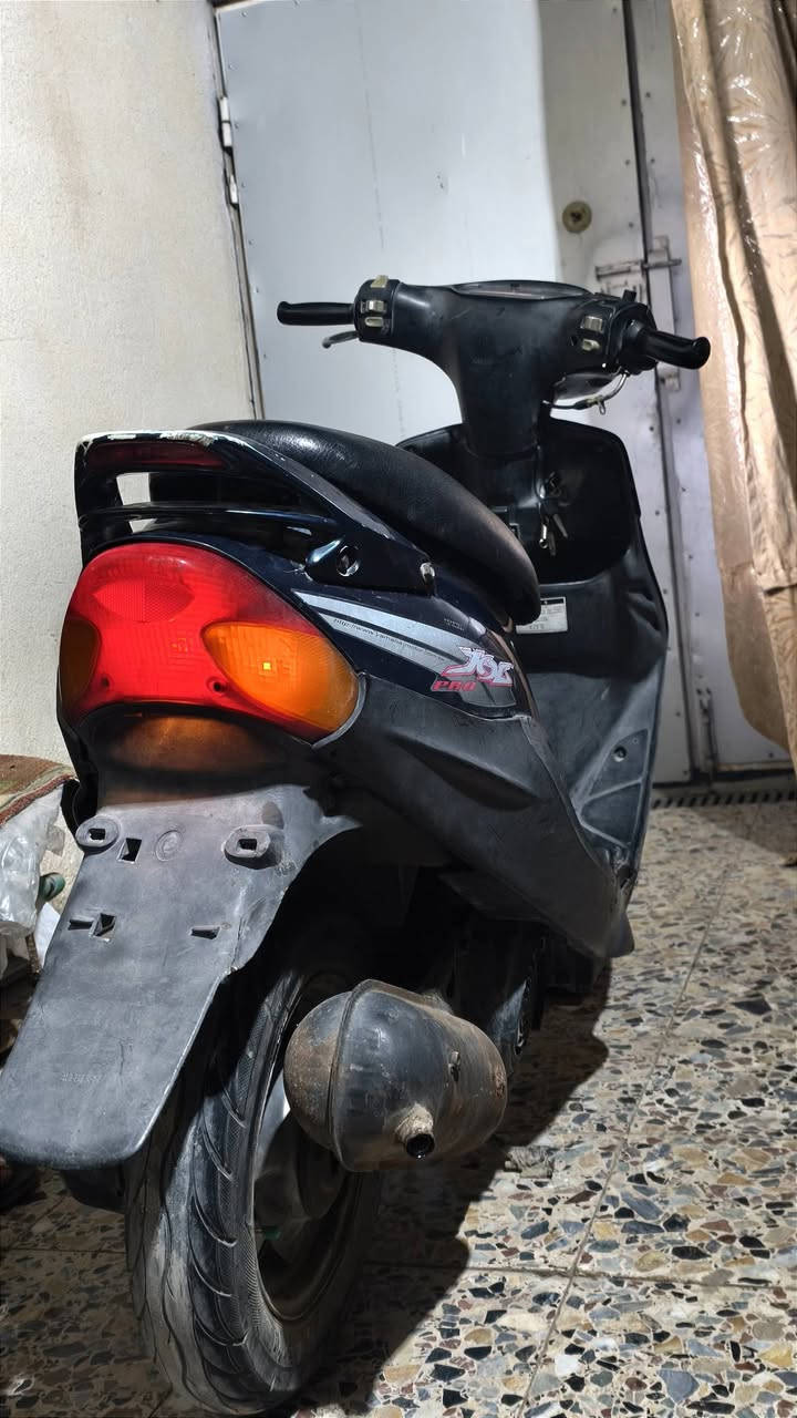 السلام عليكم دراجه بيجي 9 زروف مامفتوحه الدراجه تخبل بل مشي تشتغل هندر واحد السلف شغال عوزه بس باتري شرط الفحص 350 وبيها مجال بسيط رقمي واتساب *********** الشراي يجي خاص
