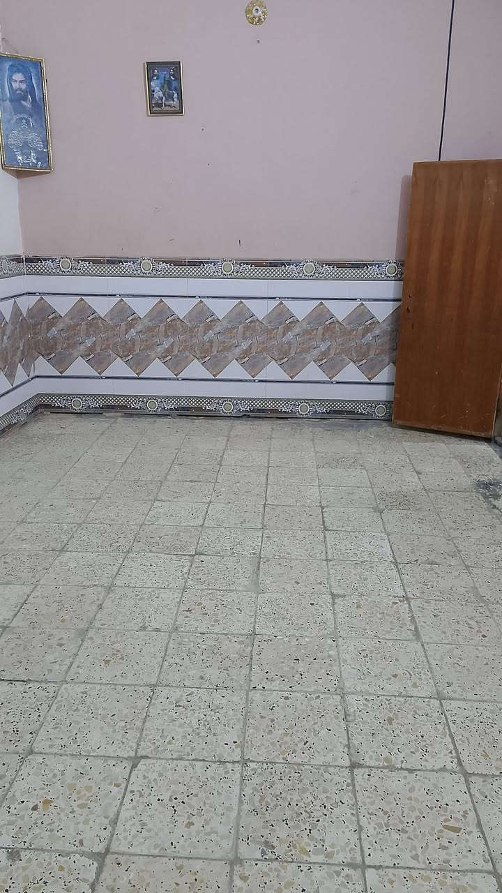 السلام عليكم بيت تجاوز بلفداء مساحت البيت150اعكاده والارضيه سيراميك بيت بي ديوانيه وصاله وغرفه ومطبخ صحيات وطارمه جبيره ***********
