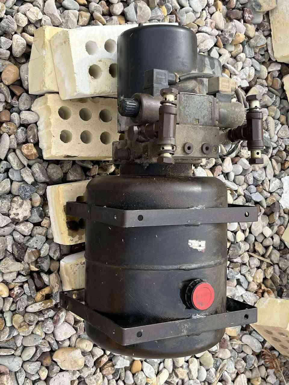 السلام عليكم للبيع مظخة هيدروليك بلادية مال سيارة رفع جكات تشغيل عل باتري/***********
