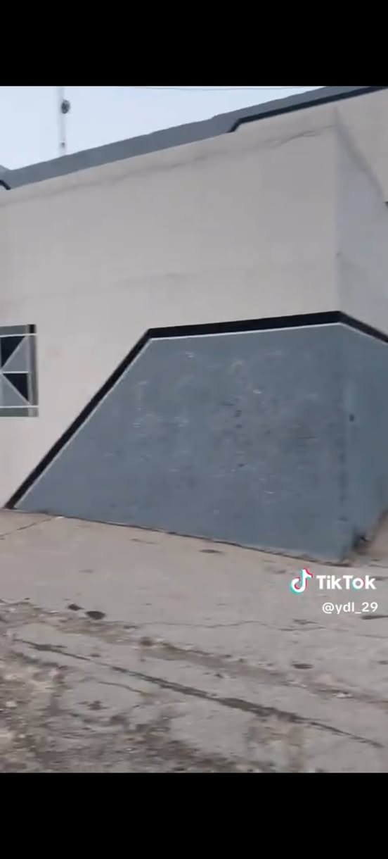 دار للبيع بسعر مناسب،،وهو فرصة استثمارية لاتعوض.🏡🏫🏠
التفاصيل ...👇👇
المساحة :_200 م واجهة 10م عمق 20م ...
موقع الدار :_ الموصل// حي السكك ،، يبعد عن شارع بغداد التجاري 200 متر ،،وعن مجسر اليرموك 400 متر وكما هو موضح بالصور المفرقة للمنشور...
الدار ركن وهو ملاصق لمسجد الحاج طارق الشماع🕌...
الاتجاه:_ العمق قبلة /// الواجهة غروب 🌞☀️
طابق واحد:_ استقبال //غرفتين نوم// حمامات عدد2//مطبخ /صحيات عدد 2 شرقي وواحد غربي...
جنس العقار:_سند طابو شرط التحويل //سند صدور2025
الدار محدث سنة 2024...🔑🗝️
السعر :_ مائة وتسعة وعشرون مليون دينار
(129,000,000)🌲🌲🌲🌿🌻
للاستفسار اكثر الاتصال على مكتب ابو محمد للعقار 
***********   أو مراسلة الصفحة🌹🌿🌲
