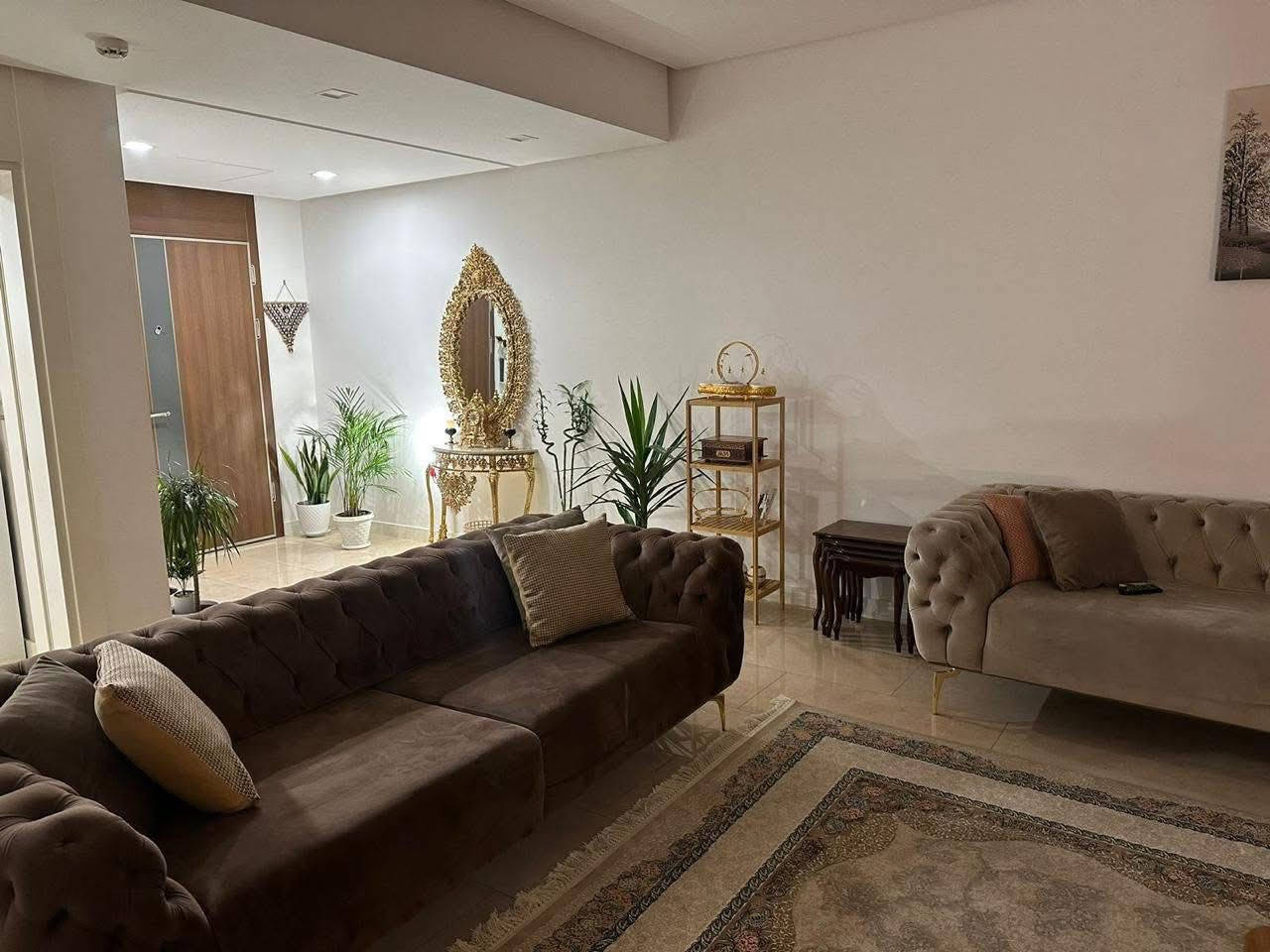 مجمع جواهر دجله بغداد الكاظميه شارع المحيط مجاور منتجع العبسلي
‏شقة للبيع
تباع مؤثثه كامله 
تحتوي على ثلاث غرف
غرفه ماستر
حمامين حمام واحد مشترك
صاله مطبخ
كامله مابيه اي نقص
بيه عشر اطنان تبريد 
***********
ما متوفر عل فيس فقط رقم
