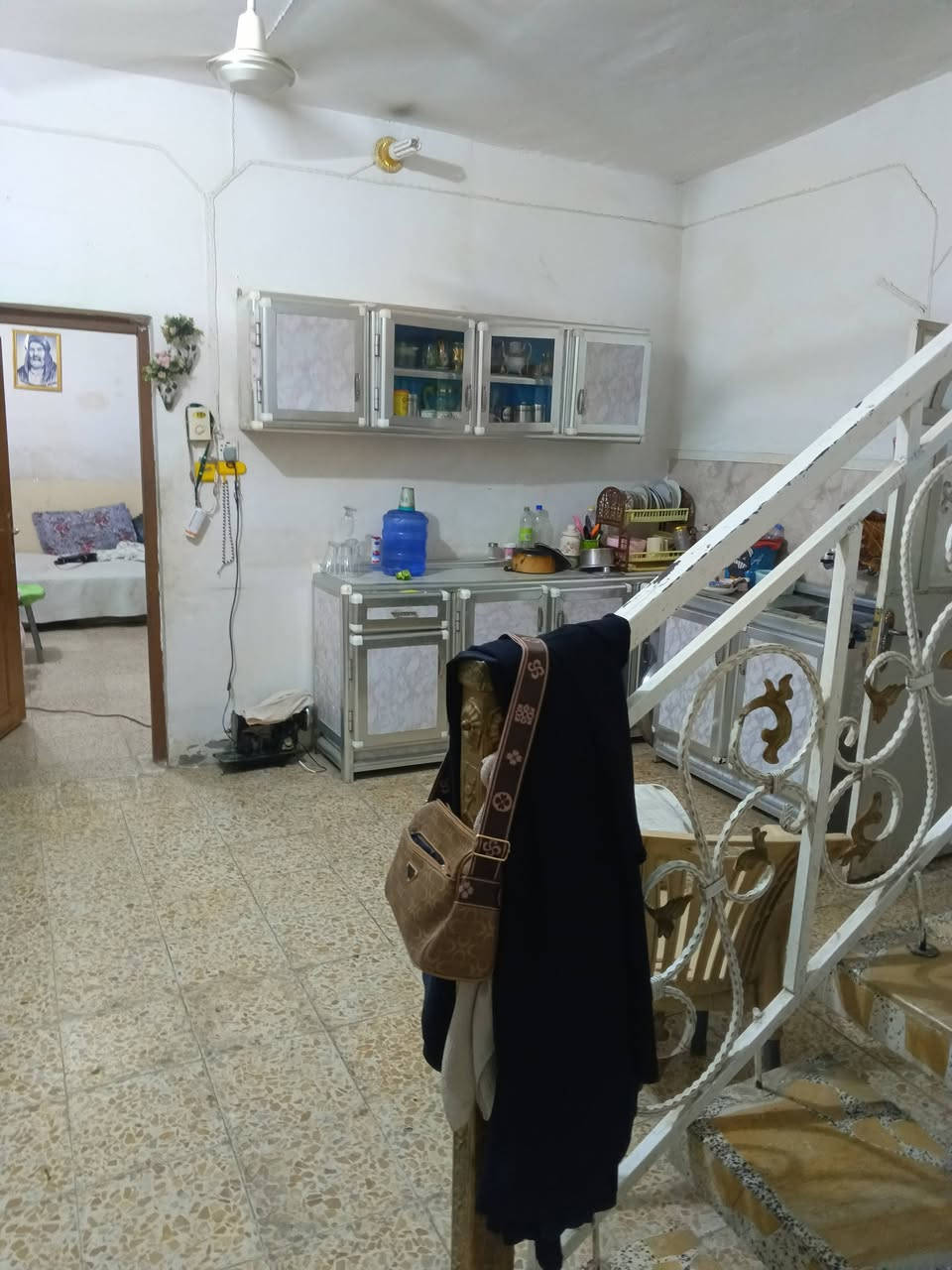 السلام عليكم
دار للييع مساحة 100 متر طابق ونص 
سند 25 
الموقع غرفة التجارة نزلت العيد فرع أسواق كروري 
السعر خاص.
وات ساب ***********
