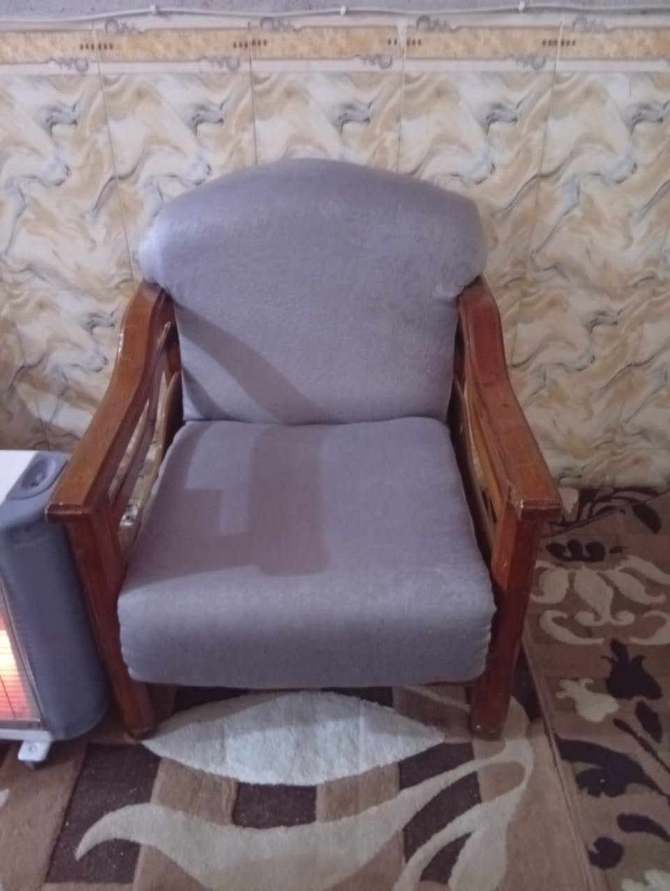 سلام عليكم طخم 6قطع 4كراسي و2كبار مثل ما واضح بلصوره (ملاحضه)قطعه وحده من الكبار ما مدوشمه 
اما البقيه سفنج درجه اولى ضغط عالي و قمش هم درجه اولى السعر 350و بي مجال للشراي يدلل العنوان ميسان حي الشهداء بلخدمي مال جسر الزهور للستفسار الاتصال على رقم (***********)
