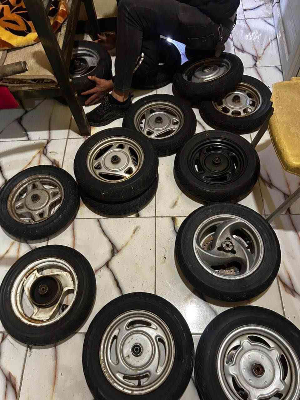 وياله وتايرات حاويه 
سعر التك 25 سعر الزوج 45 
جمله ومفرد   
تلفون 
*********** البصرة, العراق
