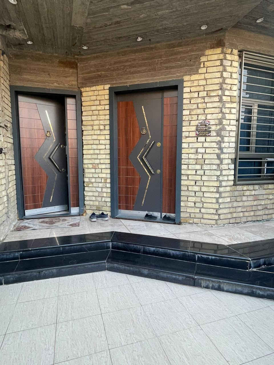 سلام عليكم بيت للبيع في منطقه زعفرانيه حي الامانه مربع الأول مساحه البيت 125وجه6وربع
متكون من 
طابق ارضي متكون من ستقبال وصاله مطبخ مفتوح عل صاله حمام 
طابق اول متكون من غرفتين كبار وصاله حمام 
طابق ثالث متكون من غرفه وصاله 
بيت طابو صرف سعر217وبي مجال   
للتواصل ***********
سلام عليكم بيت للبيع في منطقه زعفرانيه حي الامانه مربع الأول مساحه البيت 125 واجه 6وربع بناء 2024
