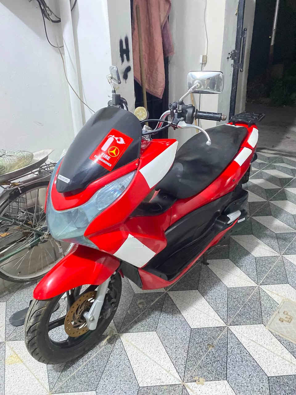للبيع او مروس شعندك نزل حسب القناعة دراجة pcxجيل اول مكينة 150والنضافة مثل ماموضح بيهة اشخوط بسيطة بس الدراجة مصبوغة الموقع ديالى بعقوبة حي الجامعة للستفسار اكثر ***********
