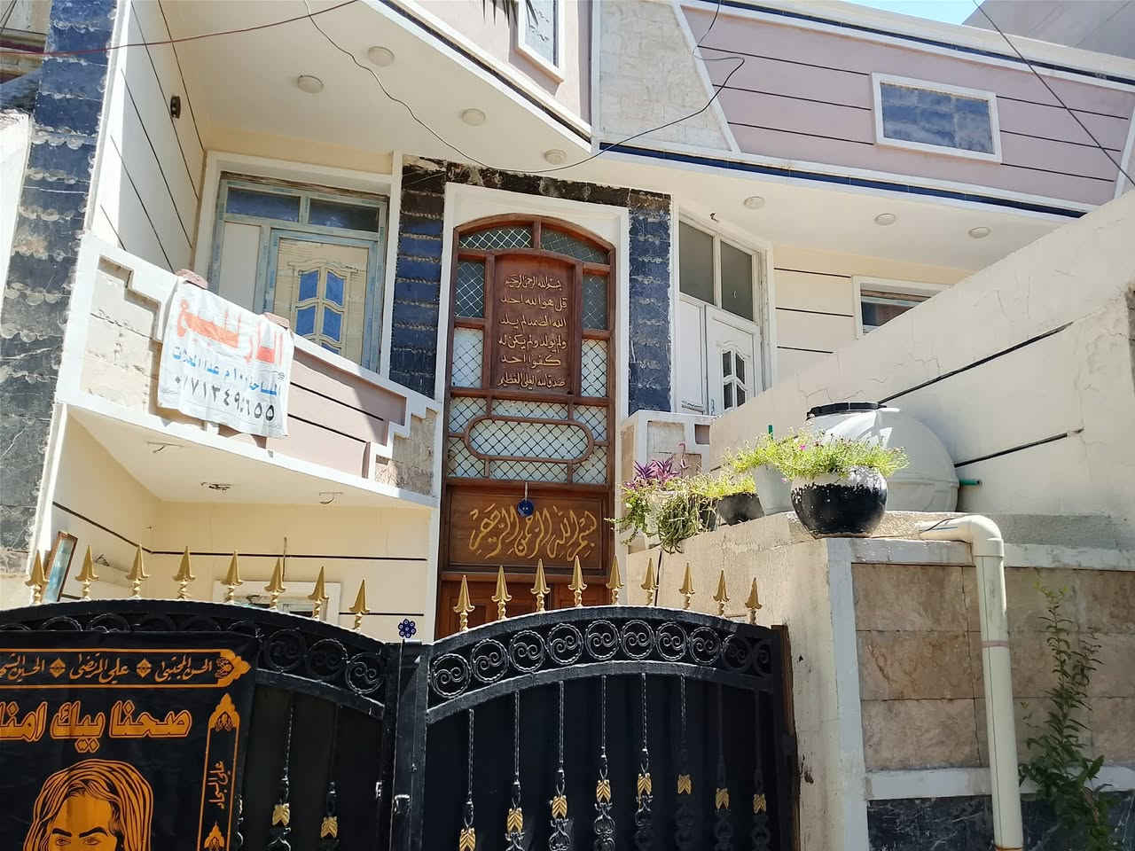 سلام عليكم بيت للبيع او مراوس 100متر حي الجوادين شارع30شارع السوك يتكون من طابقين للاستفسار الاتصال علئ الرقم[***********/‭***********‬]او  الاستفسار علئ الخاص
