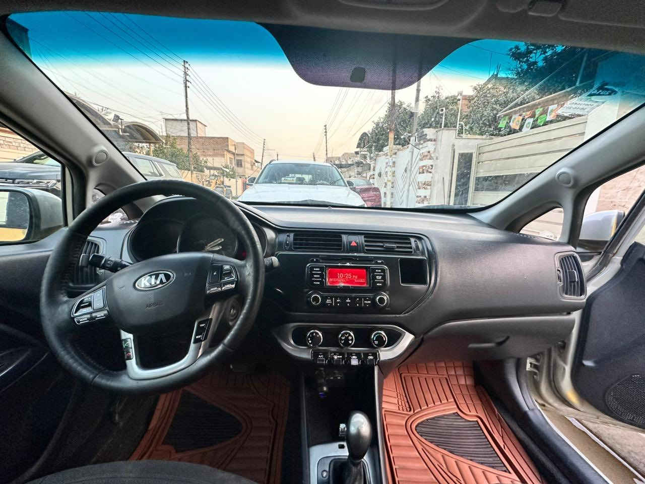 السلام عليكم كيا ريو تكسي
محرك جديد كير صدر تبريد 
السياره وارد امريكي بيهه ضربه بل صندوك واصله للحوض ومصلحه بدون كص السعر ٥٥ بيهه مجال سياره مال شغل 
مكاني بغداد ***********
