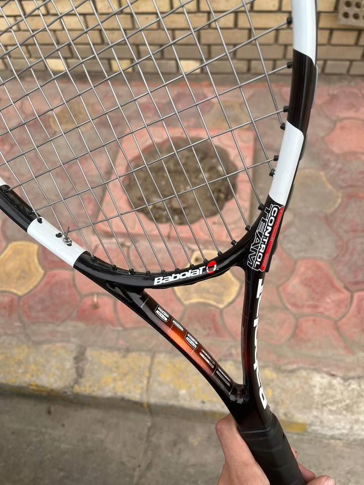 ركت تنس السعر 75 الف وبي مجال بسيط
رقمي *********** 
مكاني بلمنصور

* البراند: Babolat
* الوزن: حوالي 270 غرام (خفيف نسبيًا، مناسب للمبتدئين والمتوسطين)
* التوازن (Balance): 320 mm تقريبًا
* حجم الرأس (Headsize): 645 cm² / 100 sq.in
* نمط الأوتار: يبدو 16x19 (يعطي سبن/دوران أكثر للكرة
