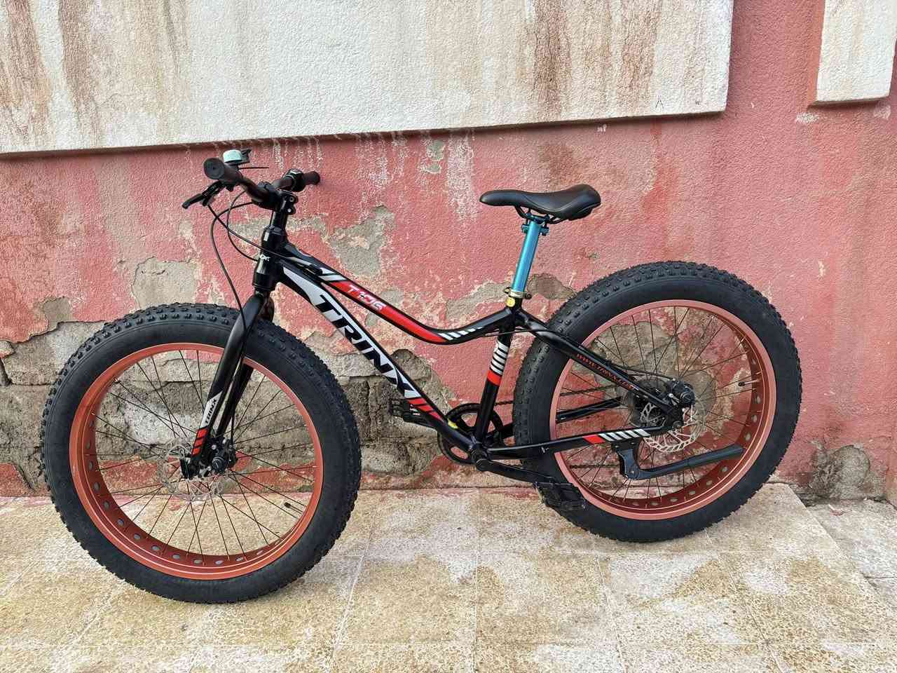 السلام عليكم اًخواني الغوالي عنديً هذي ماركة ( TRINX) غني عن التعريف حجم 26 قياس S 
عرض التايرات 26 عل 400 معدنه المنيوم 
سستم شيمانوا تورني 1/7 حت بركاتهاا 
تورني صنع ايطالي اصلي مختوم عل لشه 
نظافتها شوفت عينك بس بيها ملاحظه 
اخواني بيها فطر من جهة الصينية الامامي 
وراح انزل صورتها ب اول تعاليق الله شاهد كلشش 
نظيفه والفطر يتعالج وميظر شي الدراجة رمبه 
ممستخدمة بل عراق  سعرهاا 210 الف وبي مجال 
الاستفسار *********** تتوفر خدمة توصيل 
لجميع محافظات العراق وتحياتي للجميع
