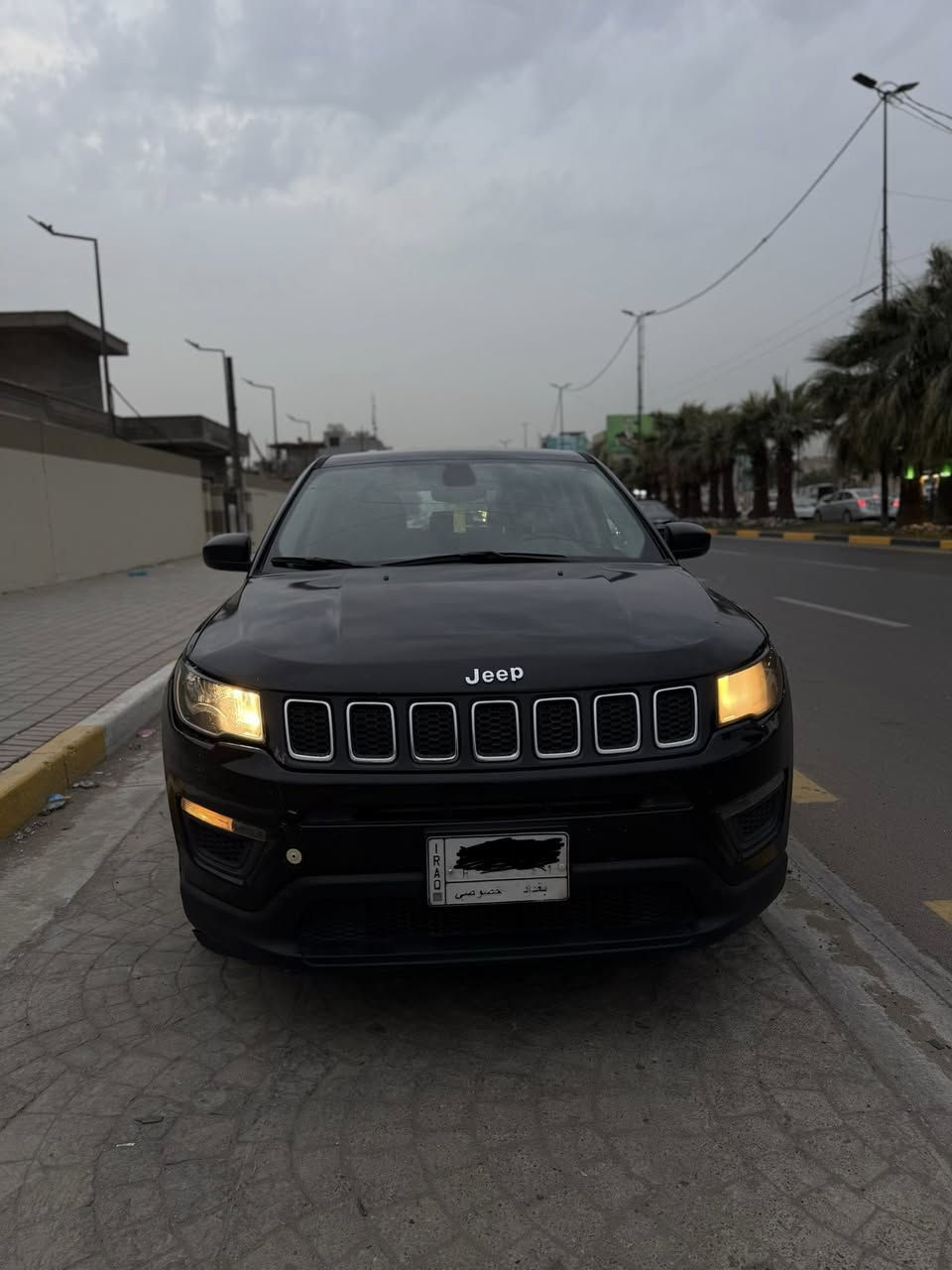 السلام عليكم 
للبيع جيب كومباس 2018 
 ماشية 111 كيلو متر 
الحادث مالتها مرفق بالمنشور رقمها بغداد وبأسمي 
السيارة خير من الله جانيها صار 4 سنوات 
مكينه وكير فول 
فئة sport 
فقط البنيد مالتها مصبوغ بسبب الحادث الباقي كله مكفول 
السعر 125 والشراي بي خير ويتدلل
للتواصل 
***********
***********
